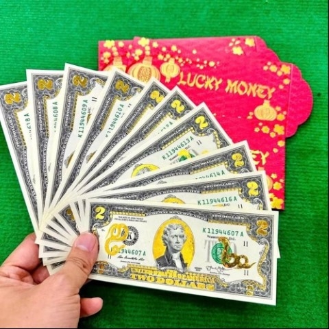 Weeks before the festive period, many people begin to prepare buying new or special banknotes which are believed to bring both luck and happiness for the new year.