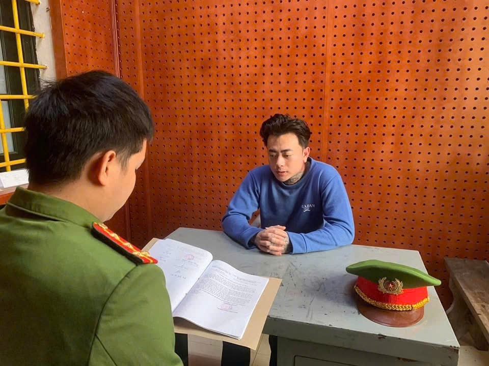 Bùi Phương Nam (tức Tiktoker Nam Birthday) tại cơ quan điều tra.