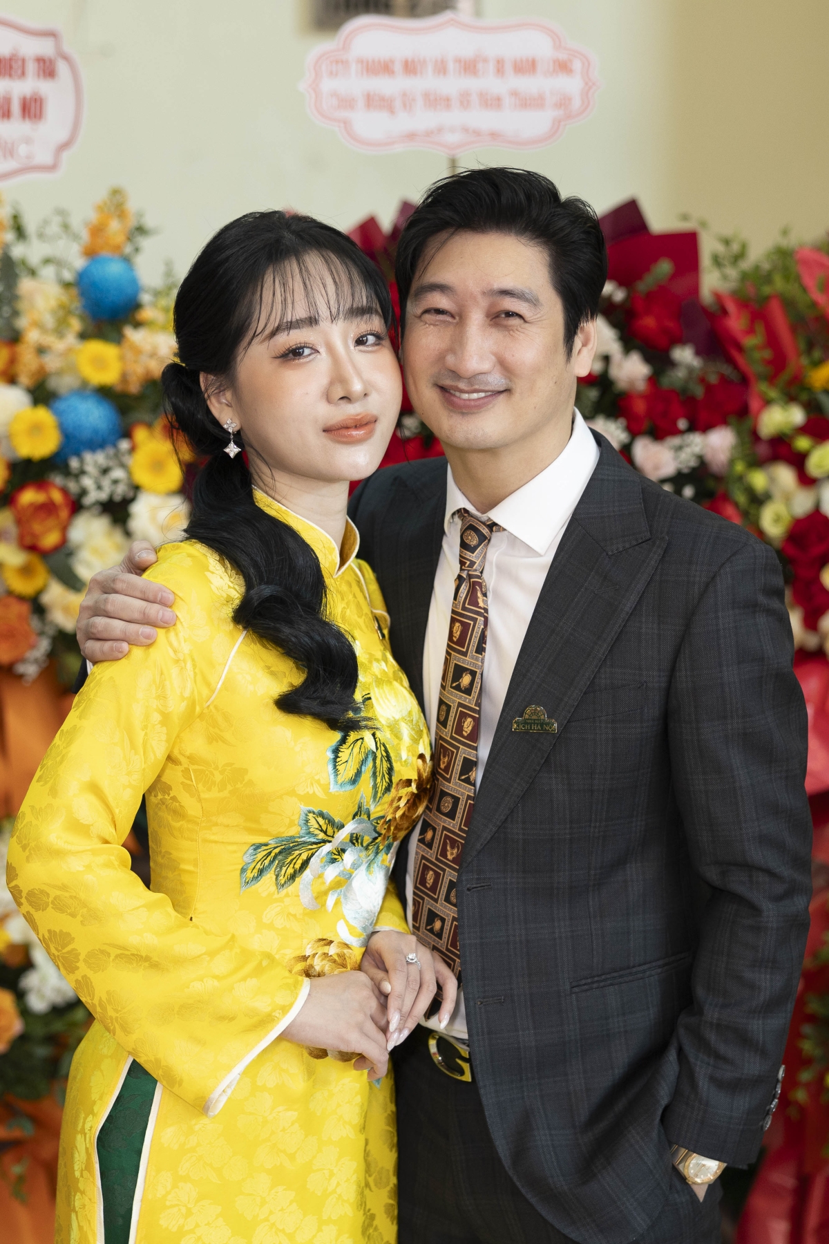Nhà hát Kịch Hà Nội vừa tổ chức Lễ kỷ niệm 65 năm thành lập và đón nhận Huân chương Lao động hạng Nhì. NSƯT Ngọc Quỳnh sánh đôi cùng Thùy Anh - bạn gái và cũng là đồng nghiệp cùng nhà hát.
