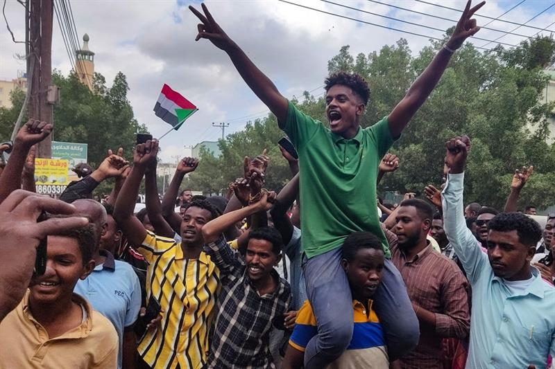 Người dân chào mừng chiến thắng quân đội Sudan tại thủ phủ Wad Madan của bang Al-Jazirah. (Ảnh: AFP)