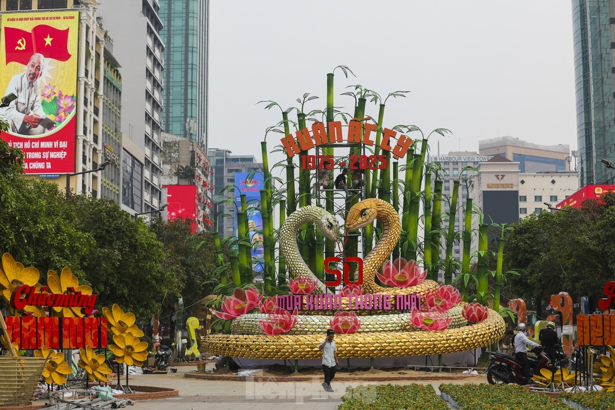 The gateway features the two snakes, namely Kim Ty (male) and Ngan Ty (female), a zodiac sign of the lunar New Year 2025.