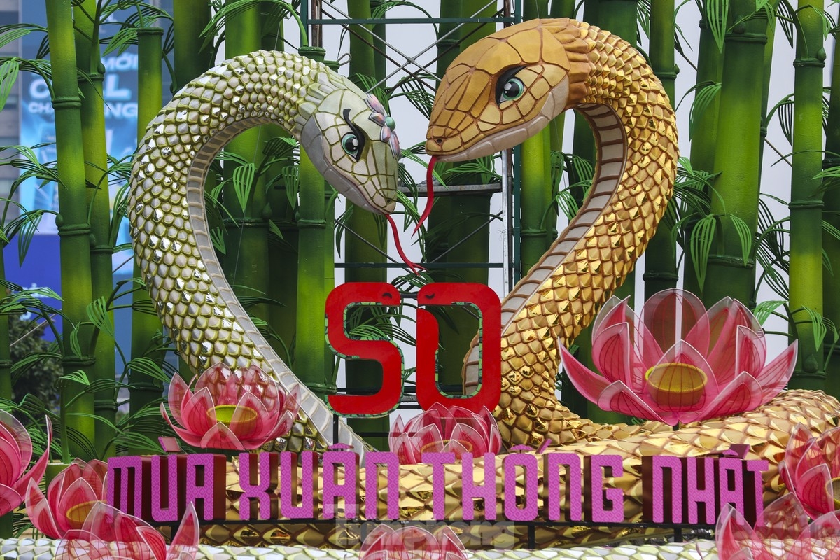The female snake spans 25 metres, while the male extends for 42 metres. The two giant snakes, gracefully intertwined, form a unique heart shape, delighting passers-by with their captivating and creative design.