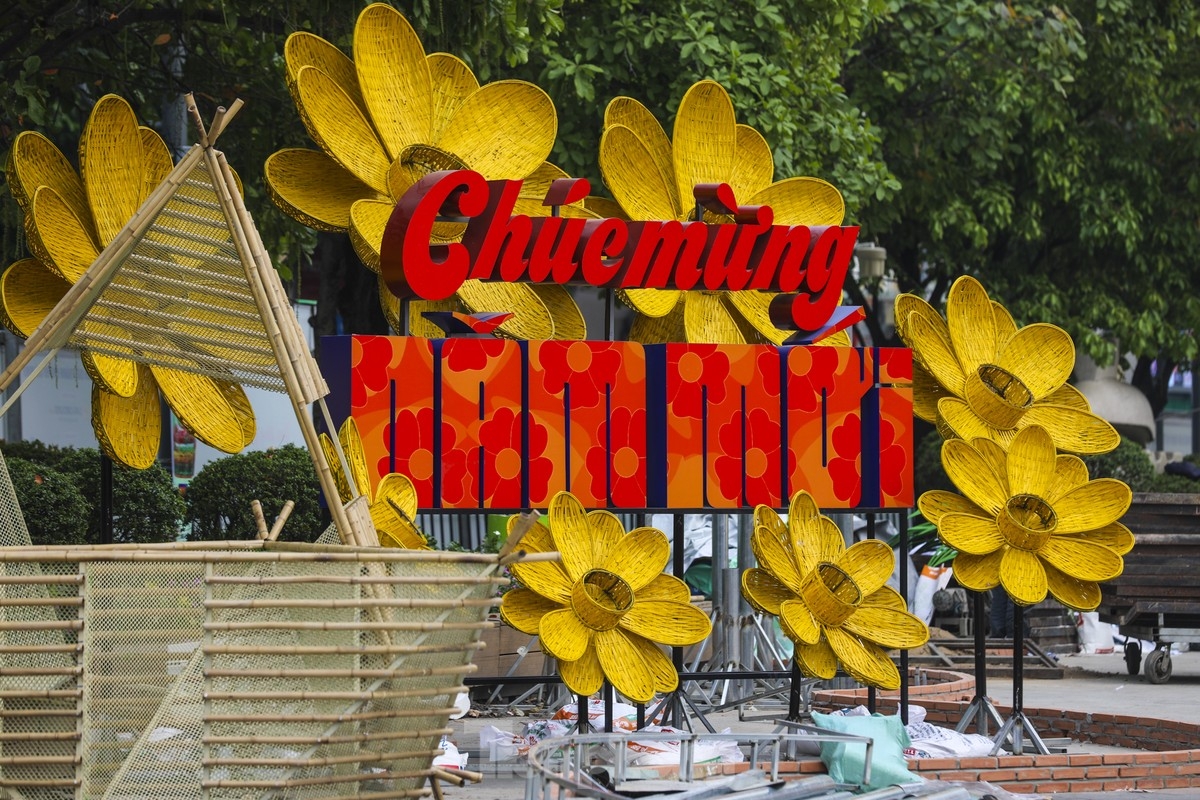 Nguyen Hue walking street is almost ready for the festive celebrations after around one month of hard work.