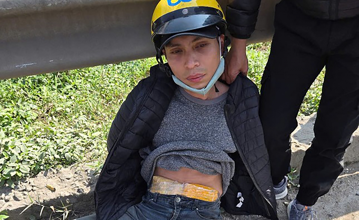 Nguyễn Trung Kiên cùng tang vật lúc bị bắt.