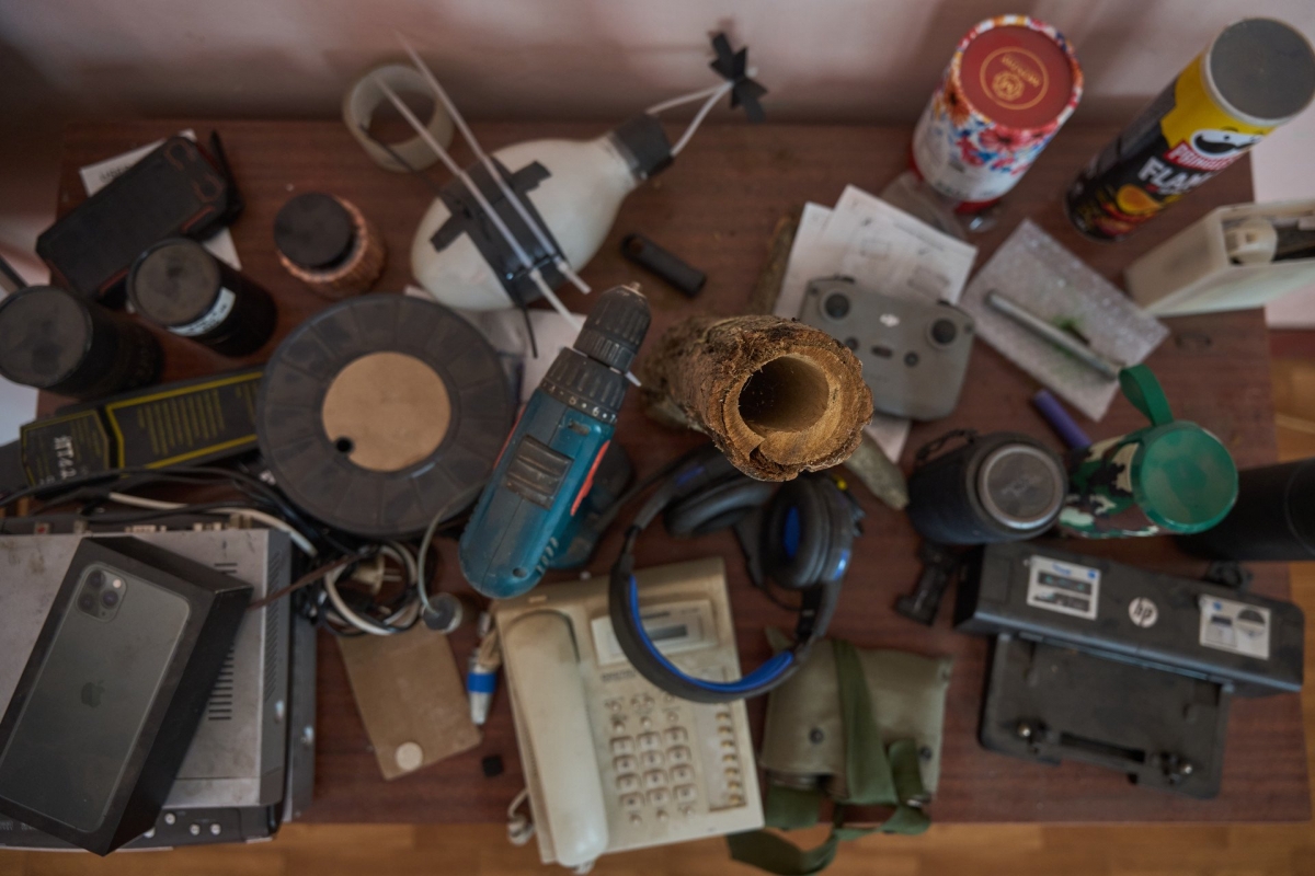 Nhiều vật dụng thông thường được cài chất nổ. Ảnh: UNITED24 Media