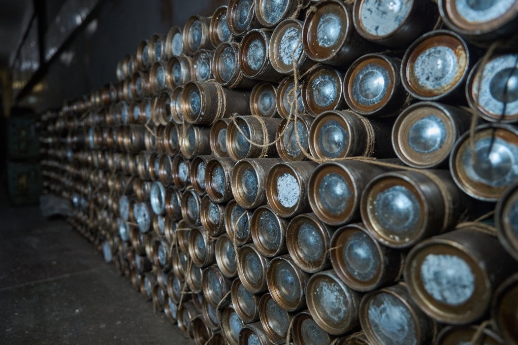 Bom đạn chất đầy cạnh những bức tường của nhà máy. Nguồn: UNITED24 Media