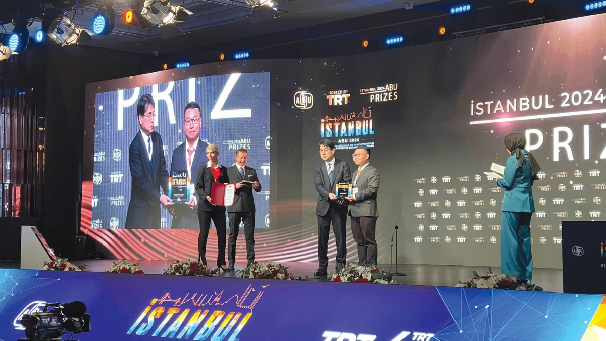 Nguyễn Xuân Hưng đại diện nhóm tác giả đến Istanbul (Thổ Nhĩ Kỳ) nhận giải