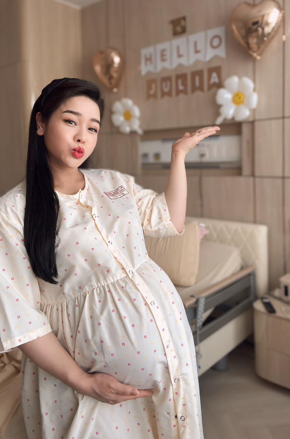 Sao Việt 18/1: Diễn viên, ca sĩ Nhật Kim Anh đón con thứ hai chào đời là một bé gái, bằng phương pháp sinh mổ, sáng 17/1. Em bé được đặt tên ở nhà là Julia. Đến nay Nhật Kim Anh vẫn giấu kín danh tính cha của bé, chỉ tiết lộ cô mang thai lần hai bằng phương pháp IVF, ở Thái Lan.