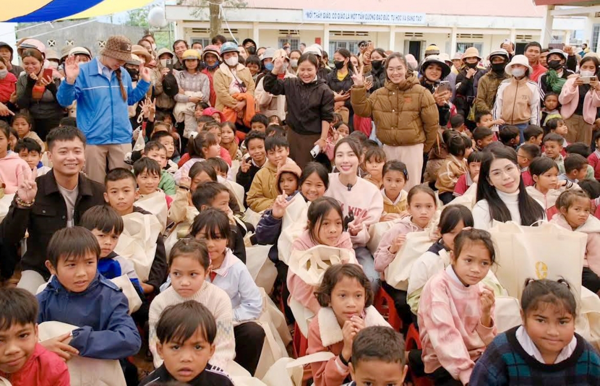 Nhóm thiện nguyện chụp ảnh với học sinh và người dân tham gia chương trình. (Ảnh do lãnh đạo xã Cư Né cung cấp)