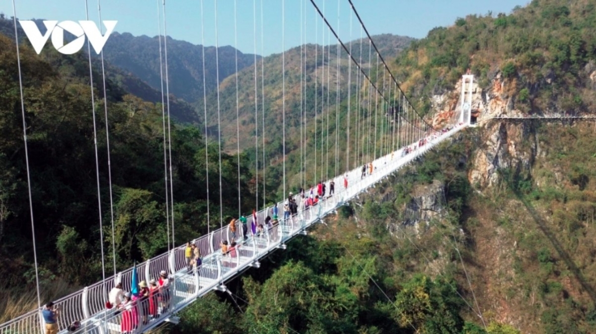 Tourists can also explore a series of popular destinations across Moc Chau district, including Na Ka Plum Valley and Bach Long glass bridge, which is the longest of its kind in the world.