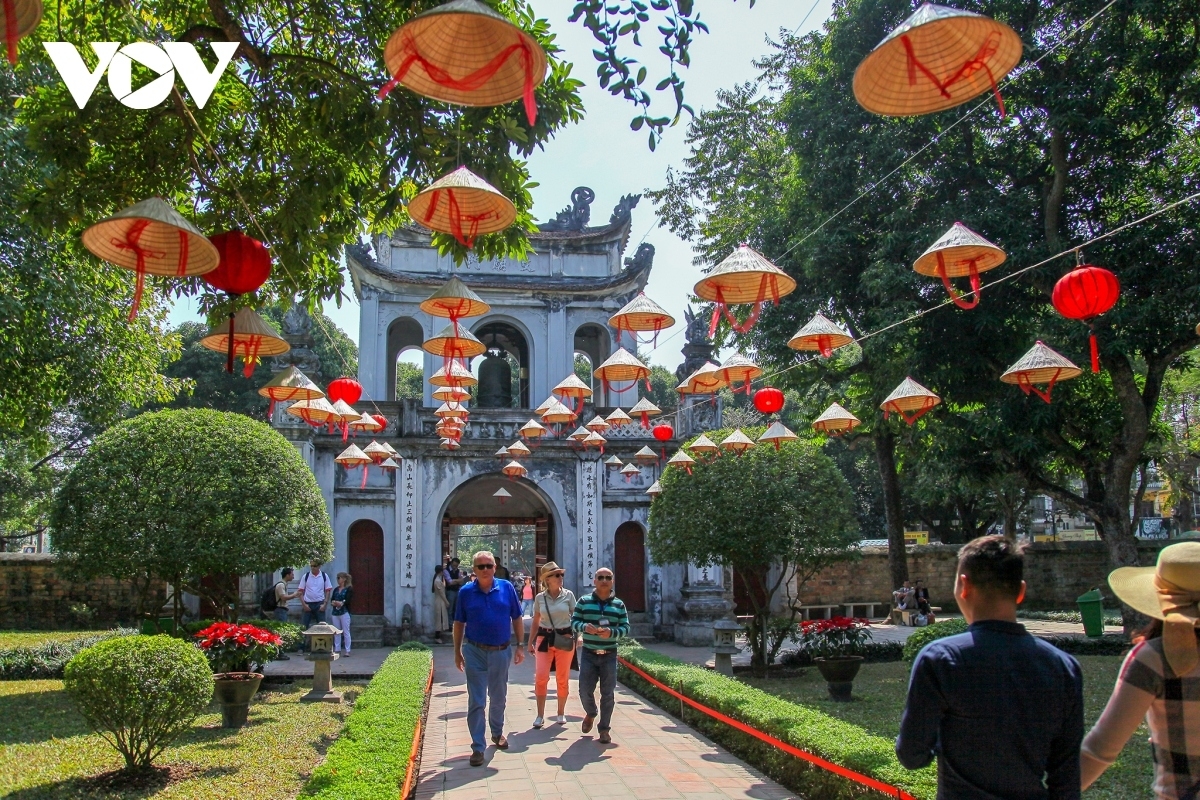 As the nation’s cosmopolitan capital, Hanoi, is home to exciting sites such as buzzing night markets, food streets, and Buddhist temples, where a fusion of historic and modern landmarks come together to create a vibrant atmosphere.