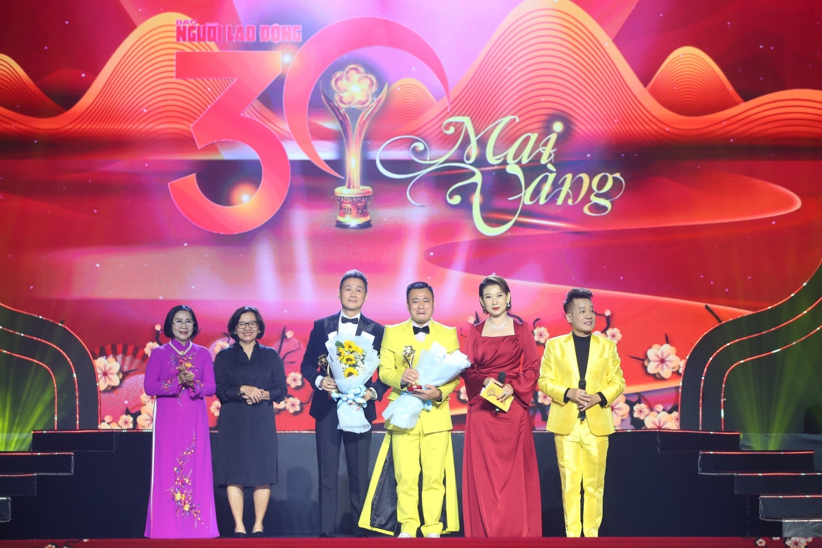 NSND Tự Long thắng giải Mai Vàng 2024 ở hạng mục "Diễn viên hài được yêu thích nhất" và MC Anh Tuấn được gọi tên ở hạng mục "Người dẫn chương trình được yêu thích nhất" (Ảnh: Báo Người Lao Động)