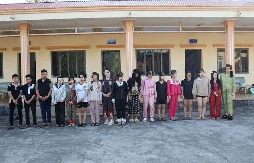 Các tiếp viên nữ trong quán karaoke Nice, trong đó có nhiều em dưới 16 tuổi (Ảnh: ĐC)