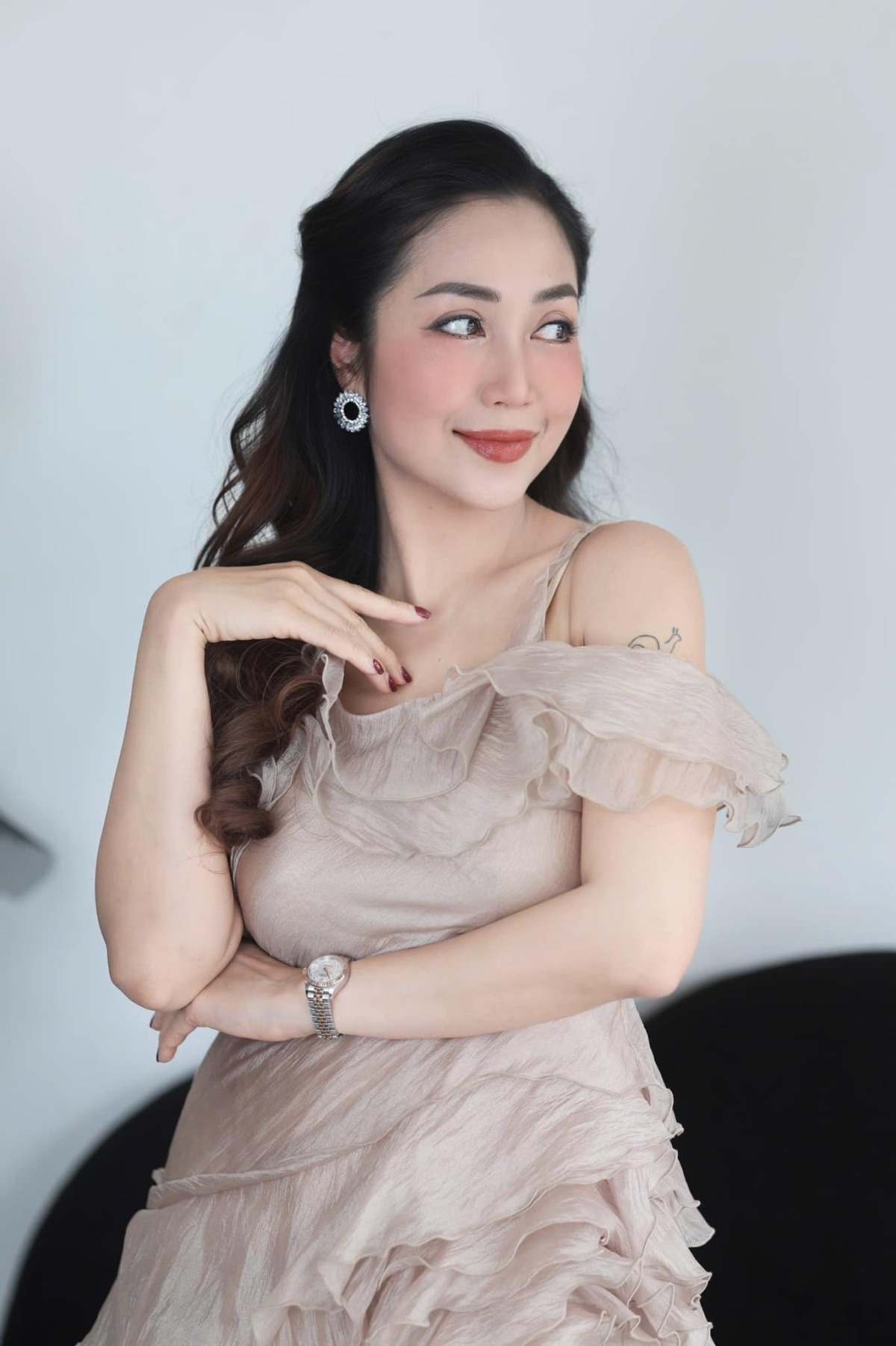 Sau một năm định cư ở trời Tây, diễn viên - MC đưa các con về lại Việt Nam giữa tháng 12, với mong muốn gia đình được sum họp, mỗi bữa cơm đông đủ cả nhà. Hạ cánh cuối ngày, cô nghỉ ngơi một đêm rồi ngay sáng hôm sau đã vội vã lao vào công việc.