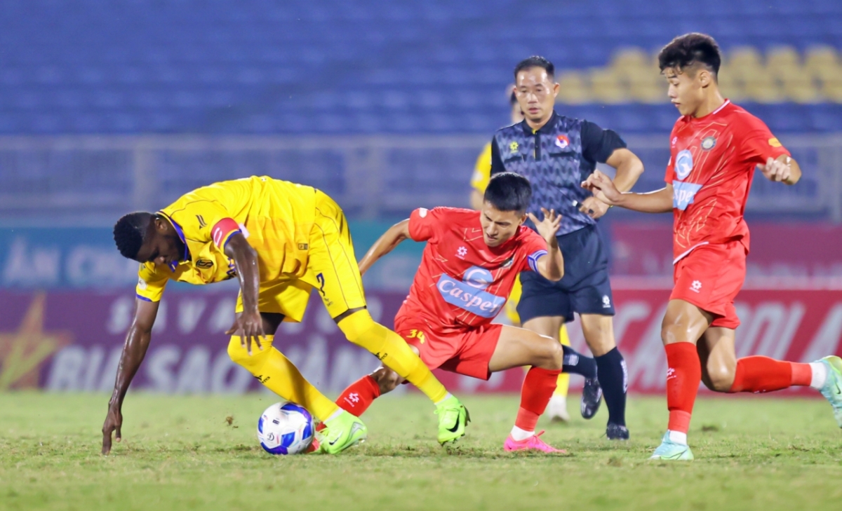 Olaha (áo vàng) không kịp bình phục chấn thương để so tài với CAHN (Ảnh: VPF).