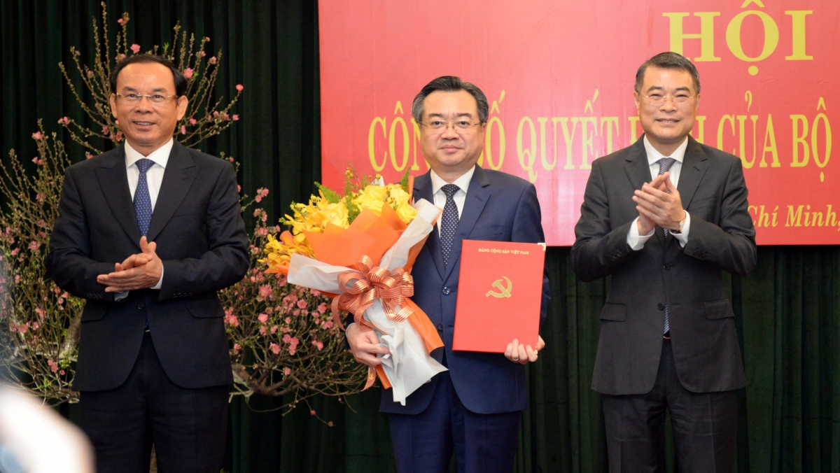 Ông Lê Minh Hưng và ông Nguyễn Văn Nên chúc mừng ông Nguyễn Thanh Nghị