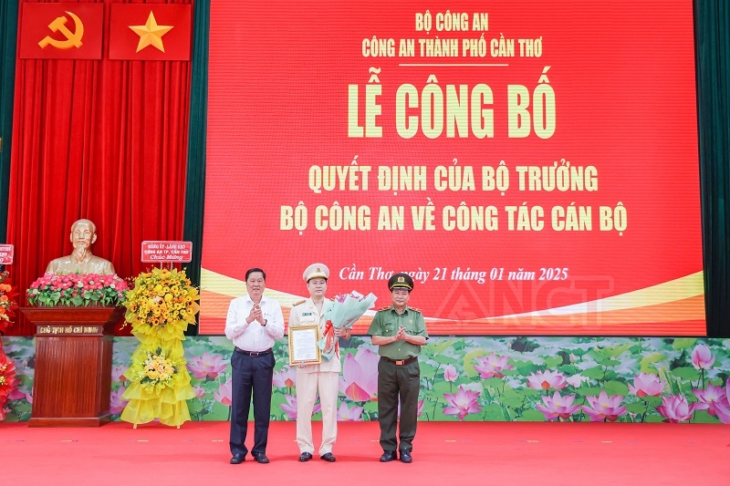 Ông Phạm Văn Hiểu, Chủ tịch HĐND TP. Cần Thơ tặng hoa chúc mừng - Thiếu tướng Nguyễn Văn Thuận trao quyết định của Bộ công an (ảnh công an Cần Thơ)