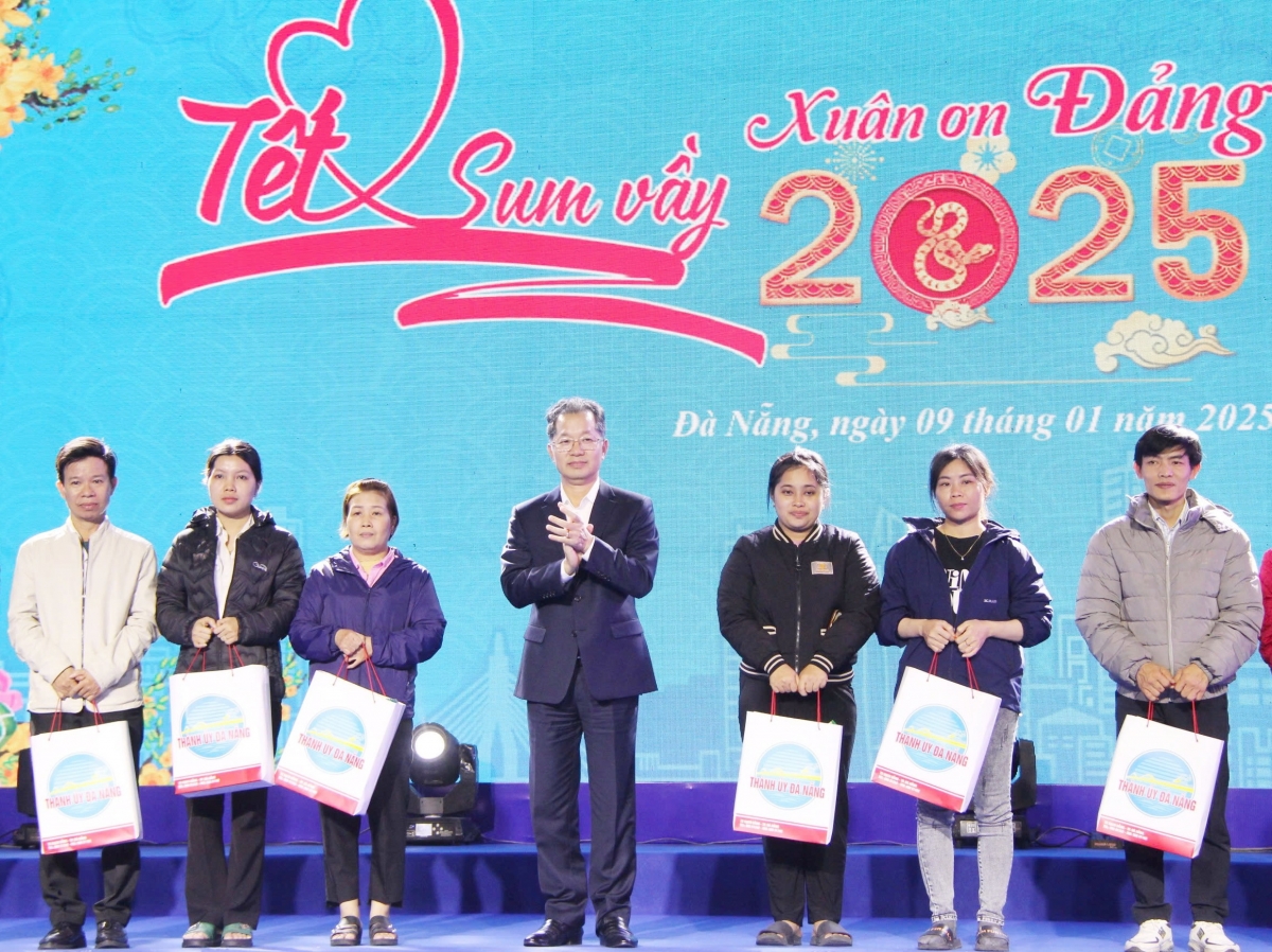 Ông Nguyễn Văn Quảng, Bí thư Thành ủy Đà Nẵng trao quà hỗ trợ công nhân lao động