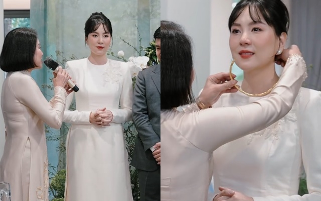 MC Mai Ngọc tiếp tục chia sẻ thước phim ghi lại khoảnh khắc ý nghĩa ngày vui của mình. Trước mặt gia đình 2 bên, mẹ của Mai Ngọc chính thức trao gửi con gái của mình cho con rể và có những lời nhắn nhủ xúc động: Khi nghe mẹ chia sẻ, Mai Ngọc không giấu được ánh mắt xúc động và rưng rưng nước mắt.