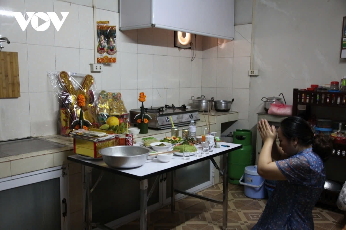 People can display offerings in the kitchen to worship Kitchen Gods on the 23rd day of the 12th lunar month.