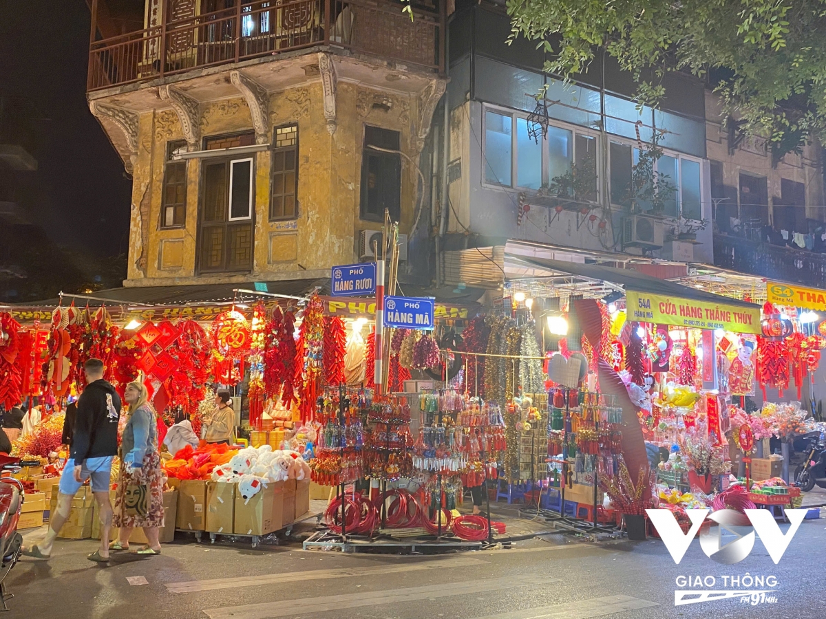 Phố Hàng Mã, con phố rất thân thuộc với người dân thủ đô Hà Nội, là nơi chuyên buôn bán đồ trang trí cho các ngày lễ tết trong năm. Trước thềm Tết Nguyên đán Ất Tỵ 2025, con phố này như được "khoác" lên mình tấm áo rực rỡ sắc xuân.