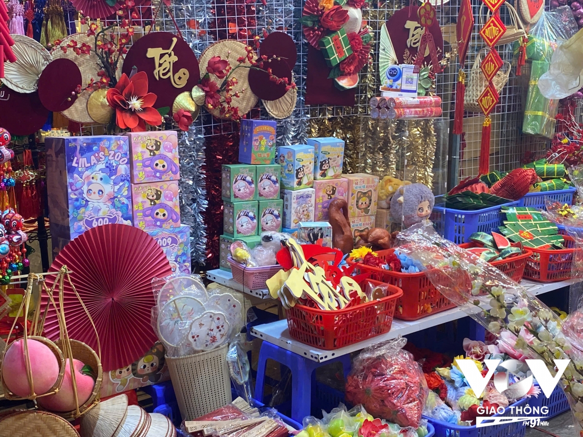 Năm nay, các mặt hàng trang trí trở nên đa dạng và linh hoạt hơn về mẫu mã, thiết kế. Đặc biệt, nhiều sản phẩm "bắt trend" như Baby Three xuất hiện phong phú trên các quầy hàng. Dù vậy, giá cả không có nhiều chênh lệch so với năm trước.