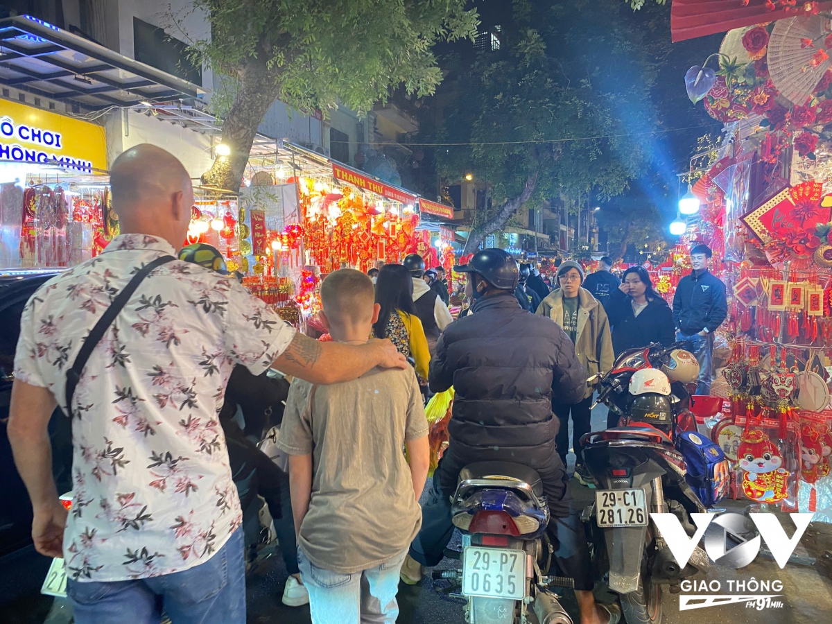 Trước thềm Tết Nguyên đán Ất tỵ 2025, con phố Hàng Mã trở nên tấp nập và nhộn nhịp đặc biệt là vào buổi tối khi có rất nhiều người đến mua sắm và check-in, chụp ảnh.