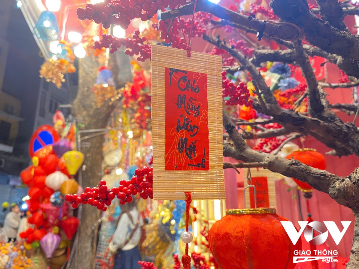 Những mành tre nhỏ mang theo lời chúc ý nghĩa là món đồ trang trí không khó để bắt gặp tại phố Hàng Mã những ngày này.