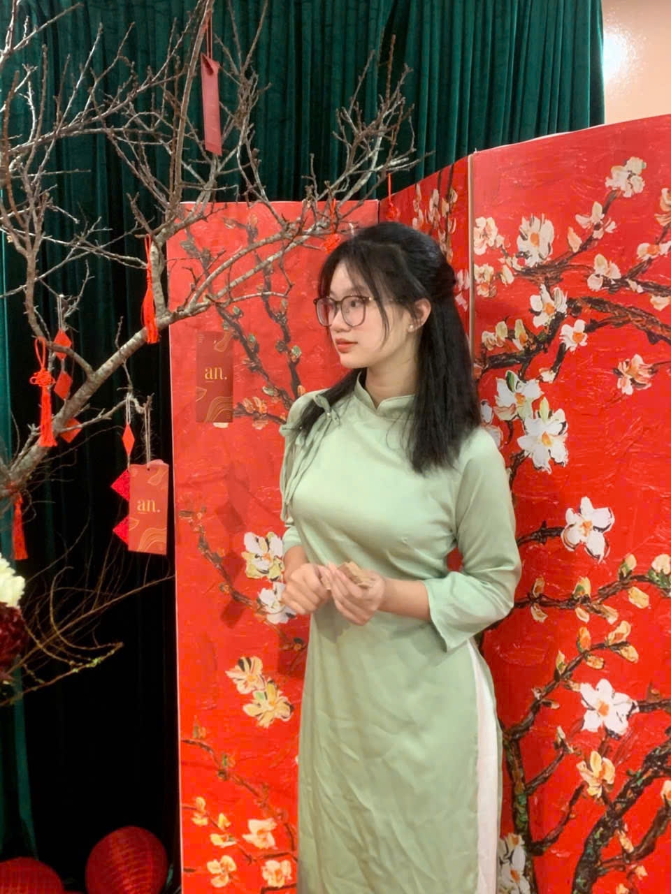 Với Phương Anh, Tết là khoảng thời gian dài và ý nghĩa nhất được đoàn tụ đầy đủ với bố, mẹ và các thành viên trong gia đình. Tết cũng là khoảng thời gian đầy cảm xúc, đưa cô trở về hoài niệm của những ngày còn thơ bé (Ảnh: NVCC)