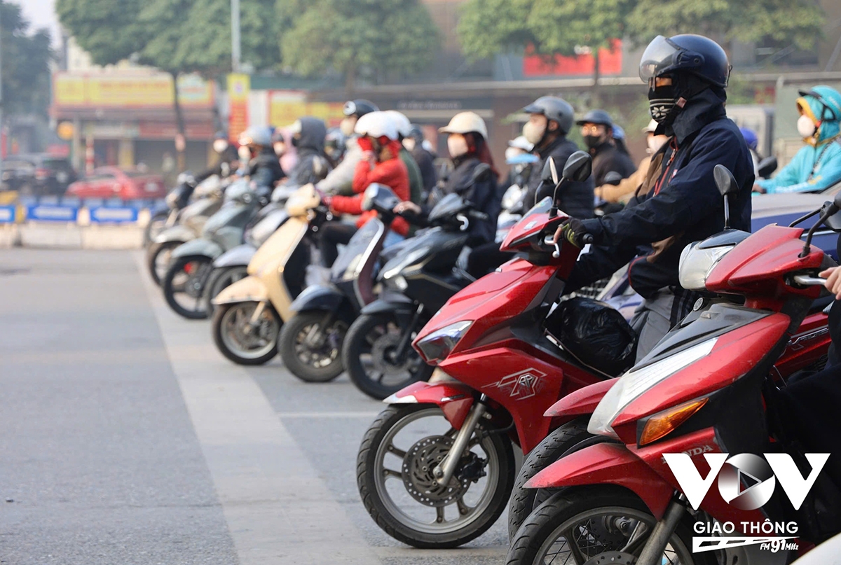 Phương tiện dừng chờ đèn tín hiệu giao thông. (ảnh minh họa)