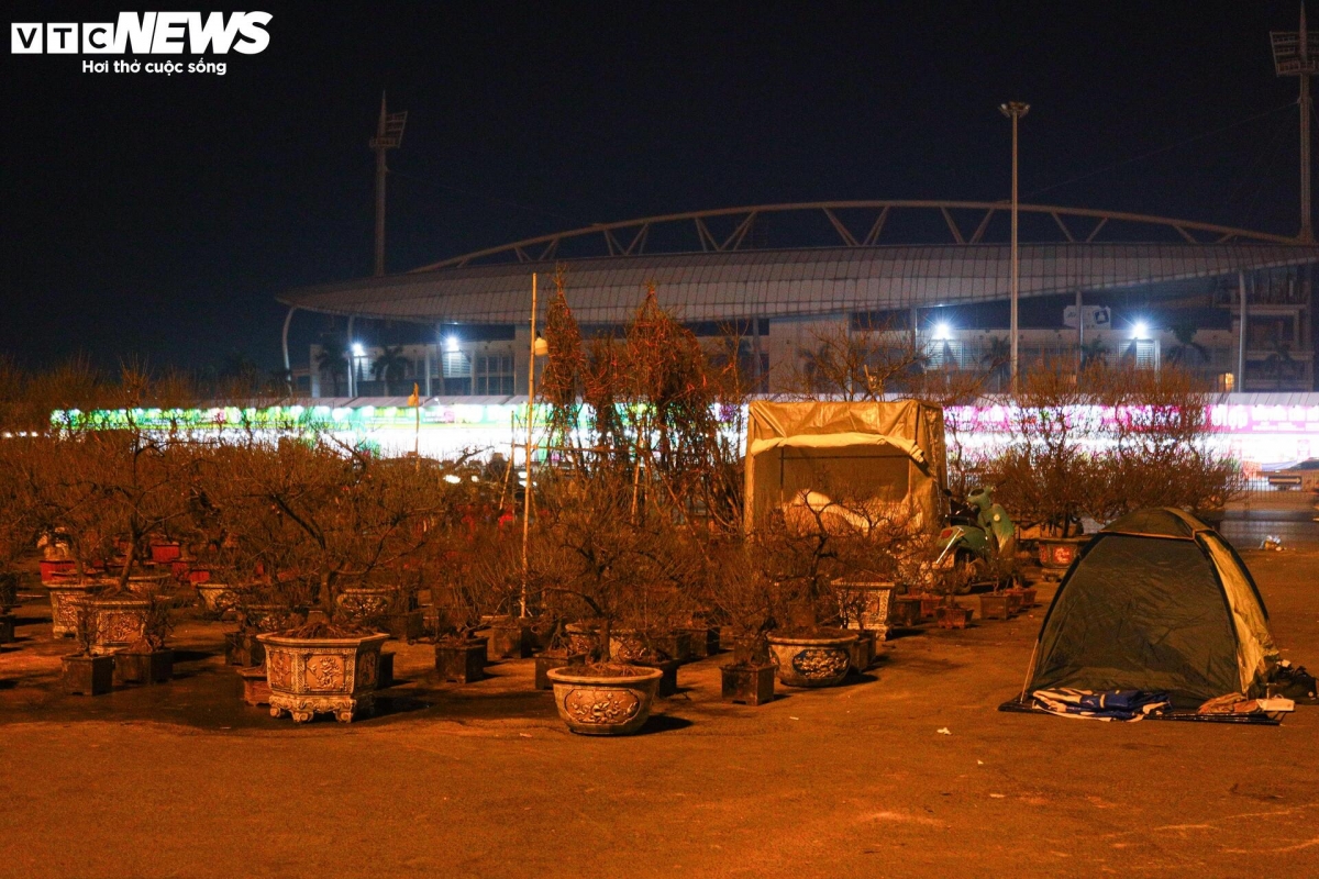 Những chiếc lều tạm bợ được tiểu thương dựng tại khu vực sân vận động Mỹ Đình.