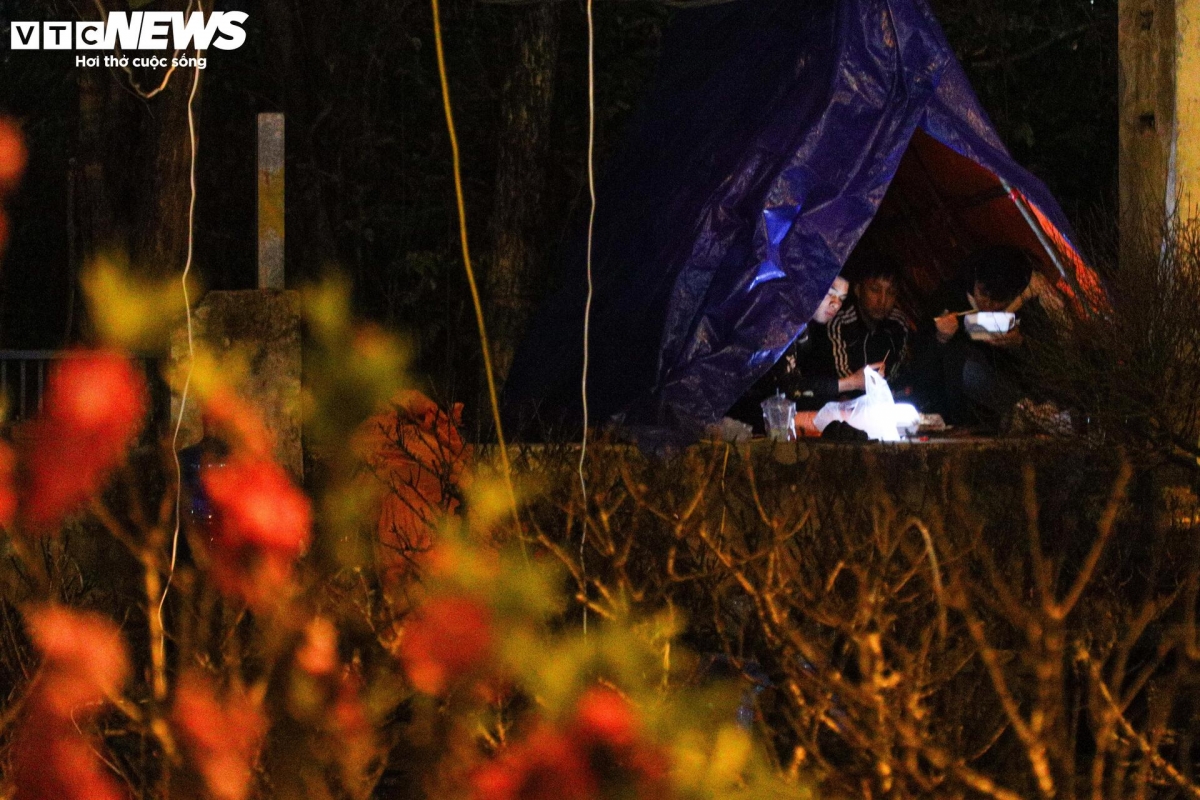 Một bữa ăn vội vàng trong túp lều tạm bợ dưới cái lạnh thấu xương.