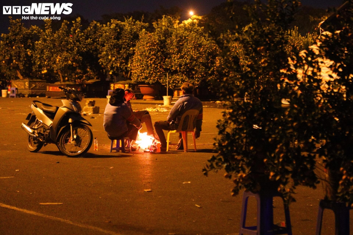 Chống chọi với cái rét cắt da cắt thịt, nhiều tiểu thương chọn cách đốt lửa để sưởi ấm.