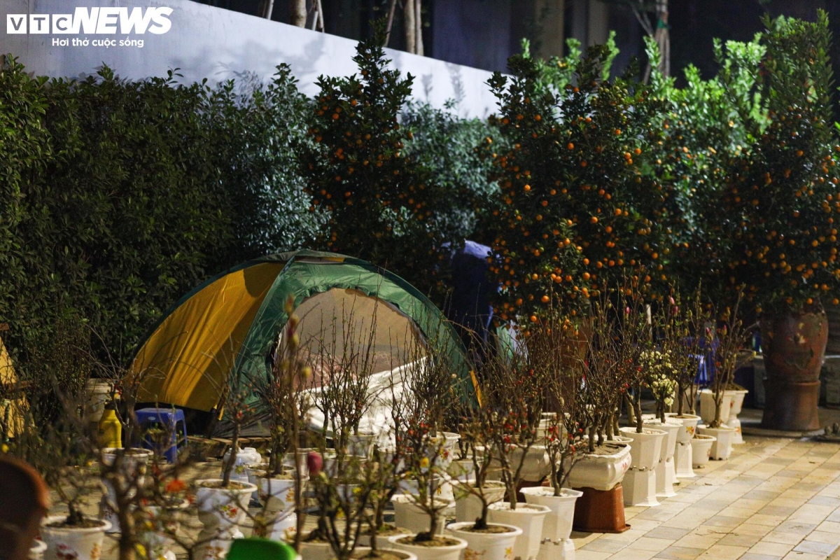 Tiểu thương phải dựng lều bạt ngay tại gian hàng của mình và thay nhau thức đêm. Giữa thời tiết giá rét, công việc này càng trở nên vất vả hơn nhiều.