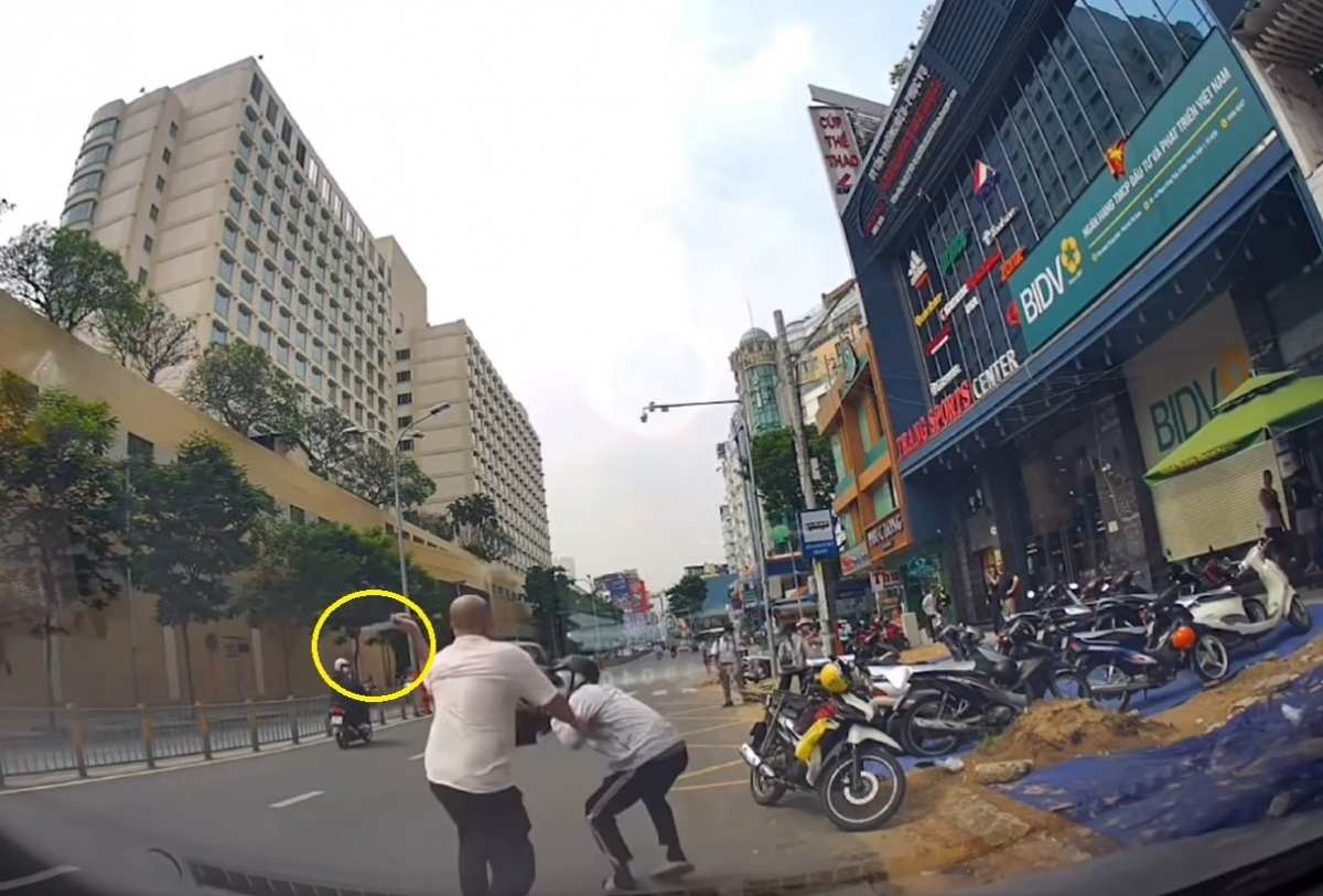 Người đàn ông tay cầm dao liên tục đánh một người khác tại Quận 1 (Ảnh: Cắt từ clip)