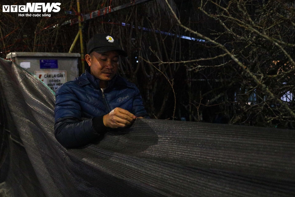 Để chắn gió và bảo vệ tài sản, tiểu thương quây bạt kín xung quanh.