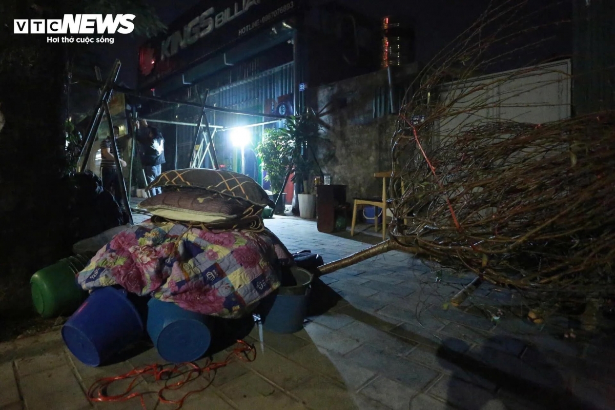 Những chiếc lều tạm bợ chỉ với vài chiếc gối, một tấm chiếu, một chiếc chăn bông để giúp họ trụ lại dưới đêm lạnh.