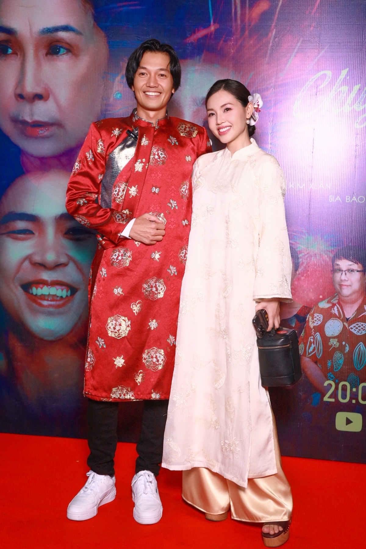 Vợ chồng Linh Phi - Quang Tuấn cùng diện áo dài đến họp báo ra mắt phim 'Chuyện nhà Tí 4 - Hoa lệ'. Sau hơn hai tháng sinh con, Linh Phi dần trở lại tại các sự kiện giải trí.