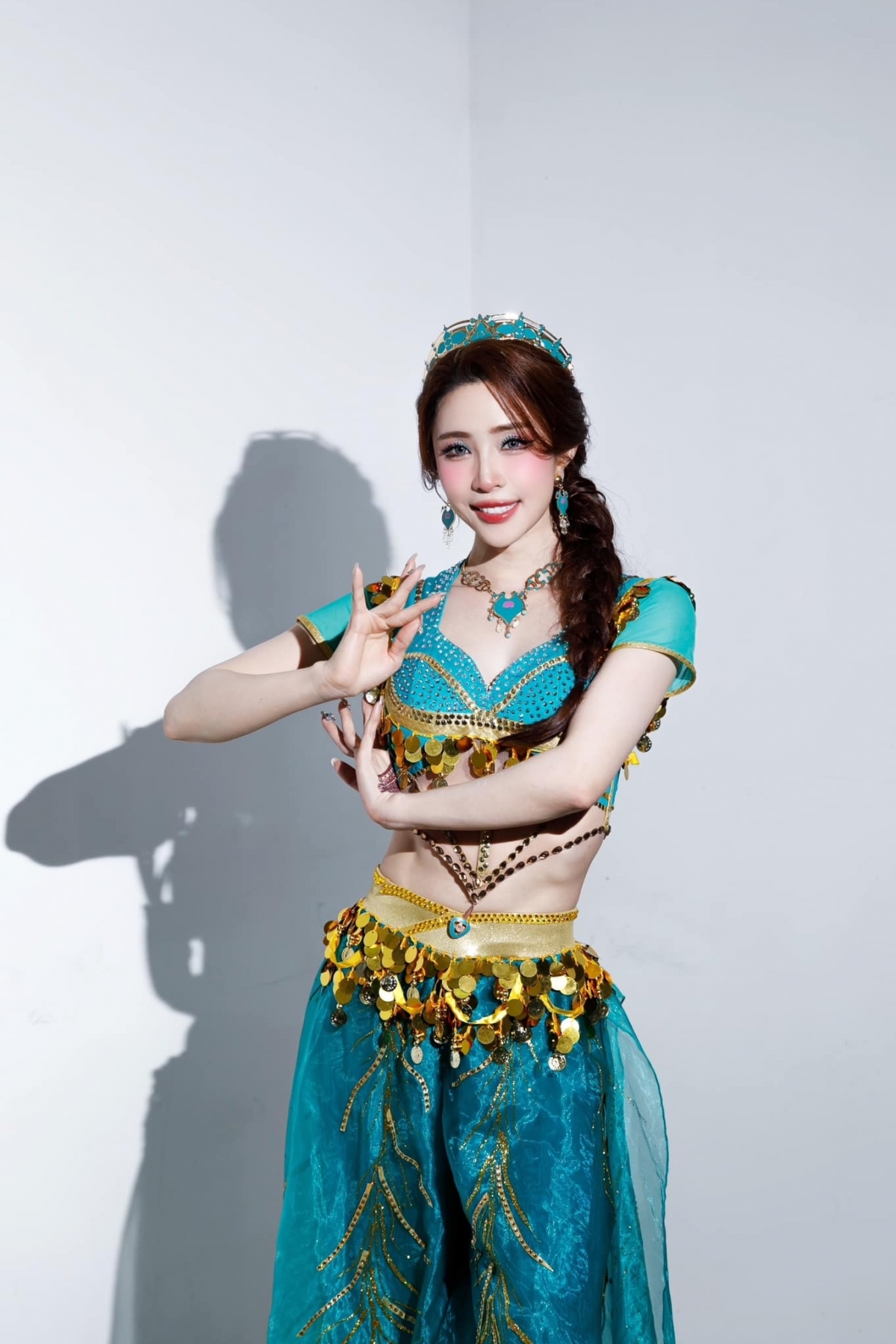 Quỳnh Nga khoe vòng eo con kiến khi tham gia Bước nhảy hoàn vũ. Cô cám ơn chương trình cho cô cơ hội thử sức với bộ môn khiêu vũ. (Nguồn: FBNV)