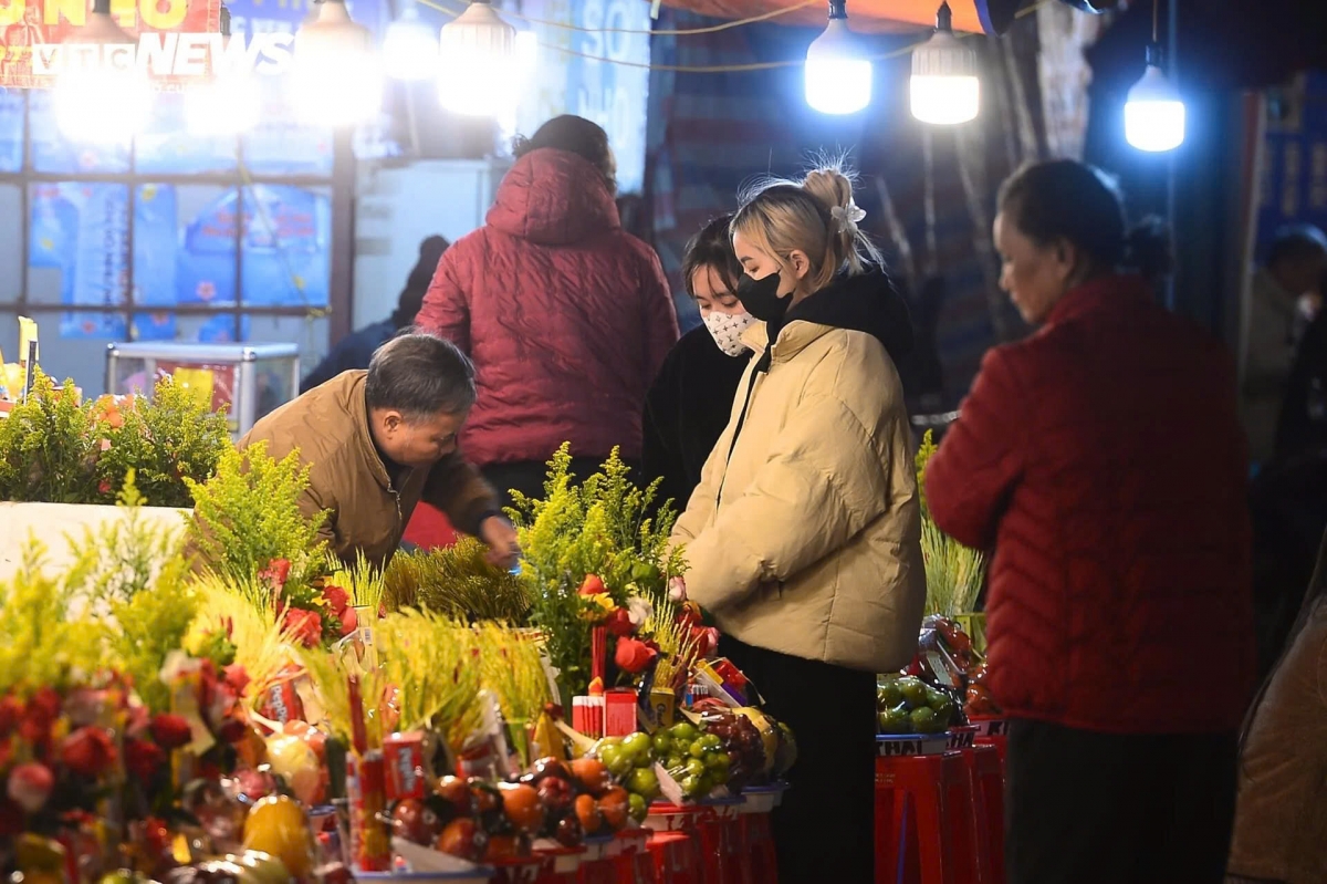 
Phía bên ngoài, đồ lễ cúng được các tiểu thương bán lẻ và bán theo mâm. Các mâm lễ có giá tối thiểu từ 100.000 đồng gồm hoa quả, nén hương, bánh kẹo... 