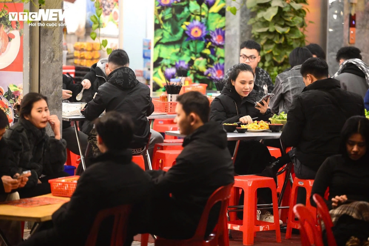 Hàng loạt quán bánh tôm, bún ốc quanh Phủ Tây Hồ đông nghịt, khách ra vào nườm nượp. Nhiều cửa hàng, khách ngồi tràn vỉa hè, khách này đứng dậy, trả tiền, khách khác liền "lấp chỗ trống".