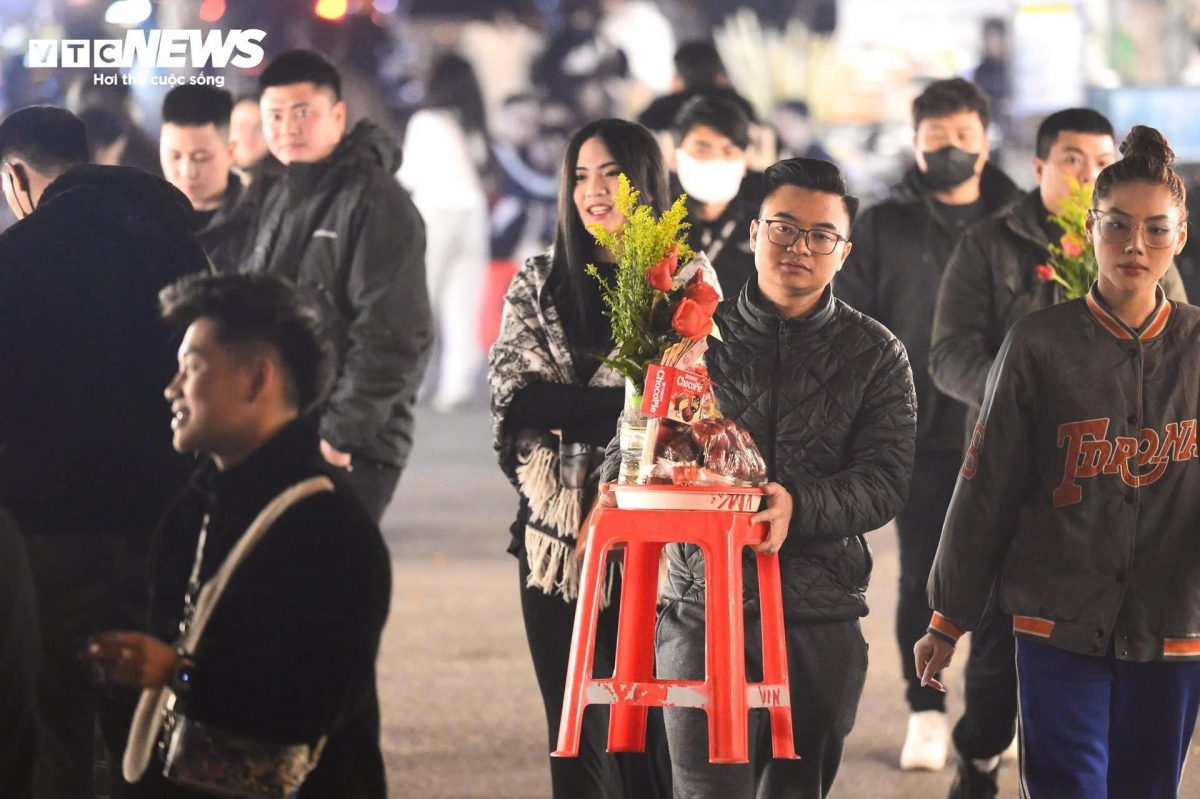 Đến khoảng 2-3h cùng ngày, lượng người đổ về Phủ Tây Hồ vẫn rất đông đúc.