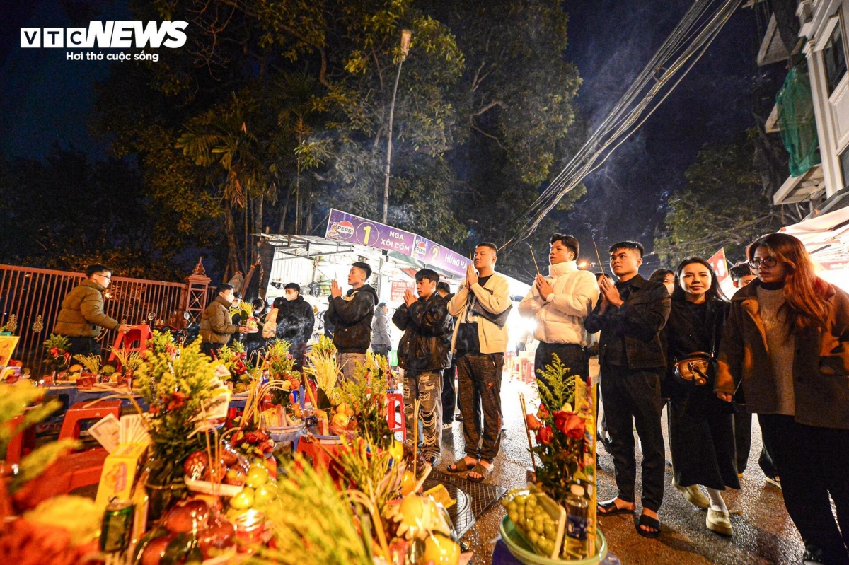 Theo quy định, Phủ Tây Hồ mở cửa từ 8h nên người dân chỉ có thể vái vọng từ xa.