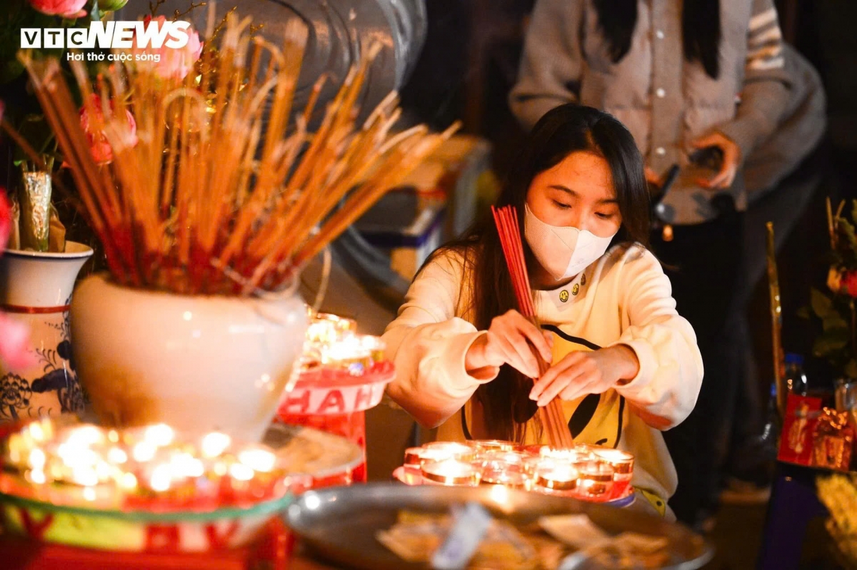 Với quan niệm đầu năm xin lộc, cuối năm trả lễ của người Việt, ngày rằm cuối cùng trong năm là dịp để người dân từ khắp mọi nơi tìm về các đền, chùa, phủ... để tạ lễ.