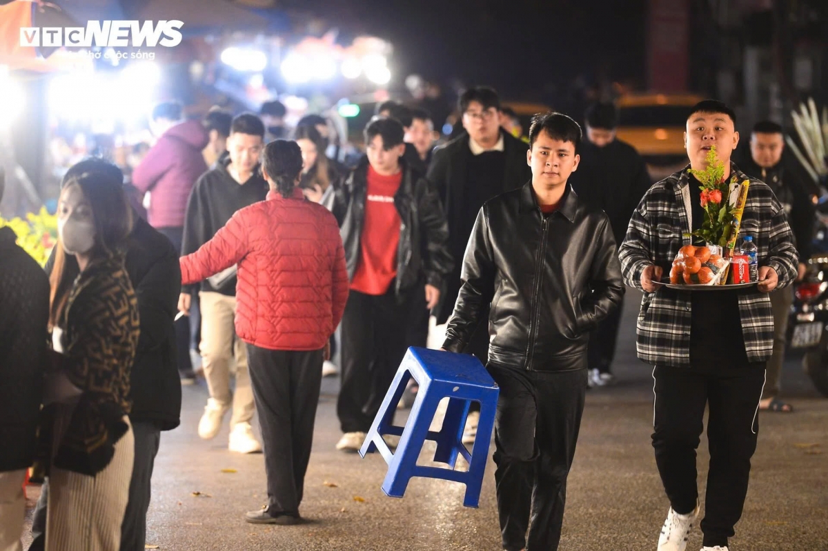 Anh Minh (ở Hà Nội) cùng bạn mua mâm lễ trước cổng phủ với giá 150.000 đồng để hành lễ, xin tài lộc, may mắn. "Thường vào mỗi dịp rằm và mùng 1, tôi đều tới Phủ Tây Hồ để đi lễ. Hôm nay tôi tới để cầu sức khỏe và công việc thuận lợi cho gia đình, đồng thời cũng để lễ tạ trong ngày rằm cuối cùng của năm", anh Minh chia sẻ. 