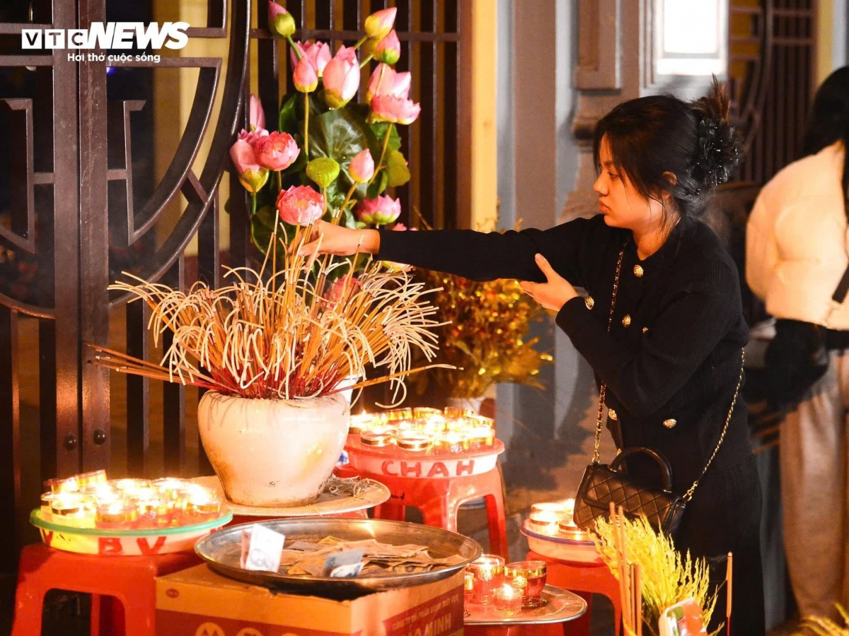 Chị Ngân (ở quận Nam Từ Liêm) chia sẻ, năm 2024 vừa qua là một năm khó khăn khi nhiều sự kiện không tốt xảy ra. "2024 là một năm khó khăn. Tôi cầu mong năm mới 2025 tốt đẹp với tất cả, không chỉ cho người Việt Nam mà còn cả cho người dân trên thế giới", chị nói.