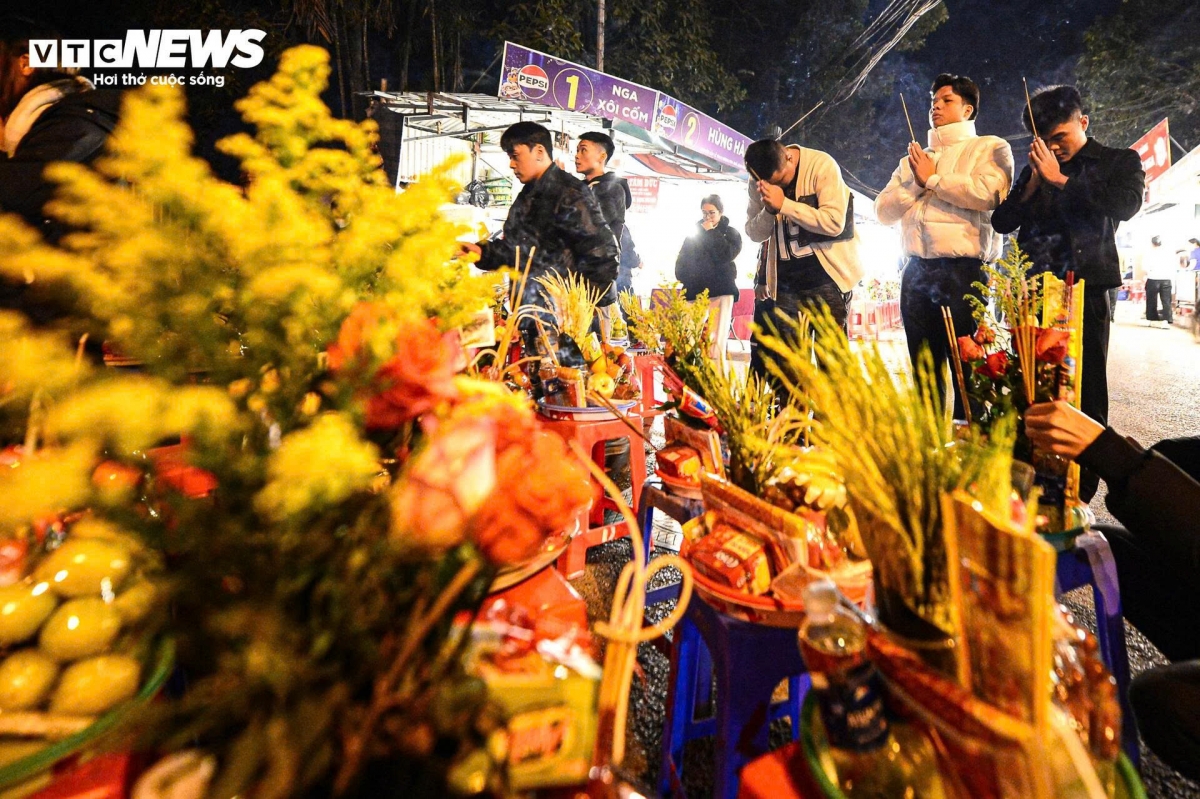 Những người đi bái lễ chủ yếu là các bạn trẻ độ tuổi 25-35. 