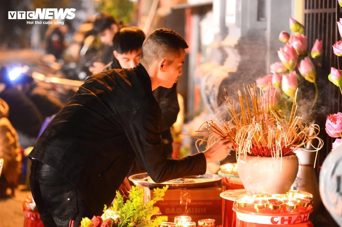 Họ cho biết chọn đến Phủ Tây Hồ dâng lễ từ rạng sáng vì ban ngày phải đi học, đi làm.