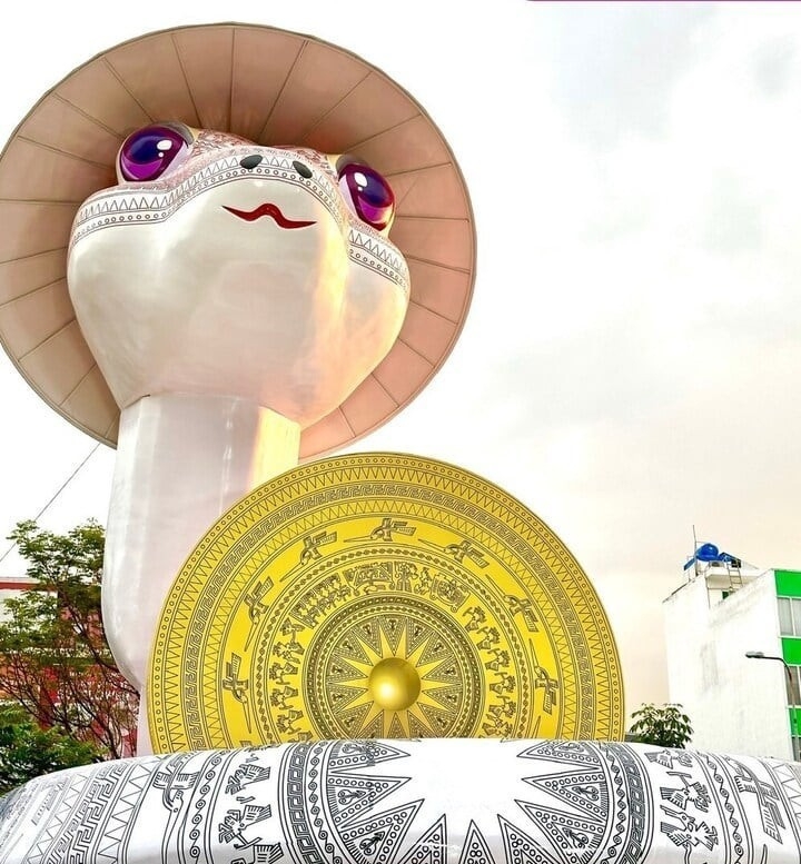 Tại một trung tâm thương mại ở TP.HCM, linh vật rắn trắng khổng lồ đội nón lá đã trở thành tâm điểm thu hút đông đảo khách tham quan. Linh vật có kích thước "khủng", được phối màu trắng chủ đạo với hoạ tiết trống đồng trên thân, tạo nên vẻ đẹp cuốn hút, mang đậm bản sắc dân tộc.