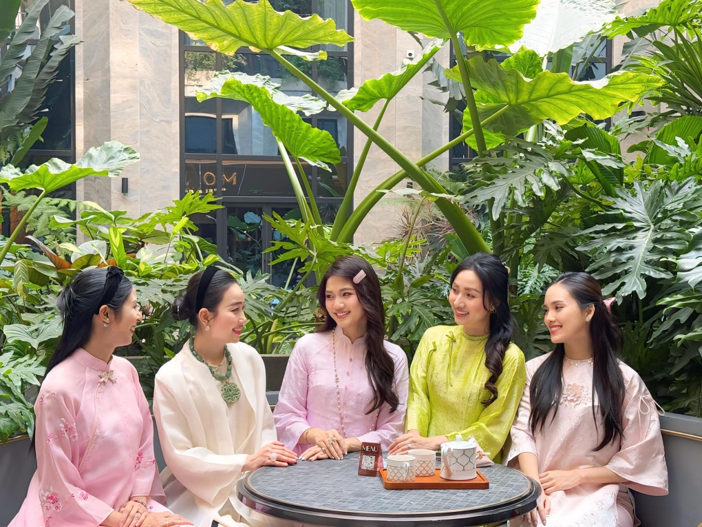 Hoa hậu Ngọc Hân (bìa phải) hé lộ những khoảnh khắc cùng hội chị em thân thiết họp mặt trước Tết. Buổi tụ tập ngày cuối năm trở nên đặc biệt hơn khi các người đẹp rủ nhau diện áo dài màu pastel đi ăn trưa, uống cà phê.